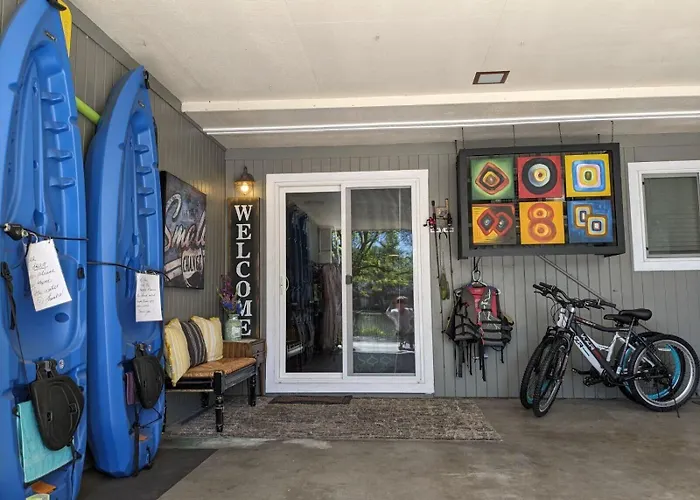 Lake Front Studio With Kayaks Bikes Near Greenbelt