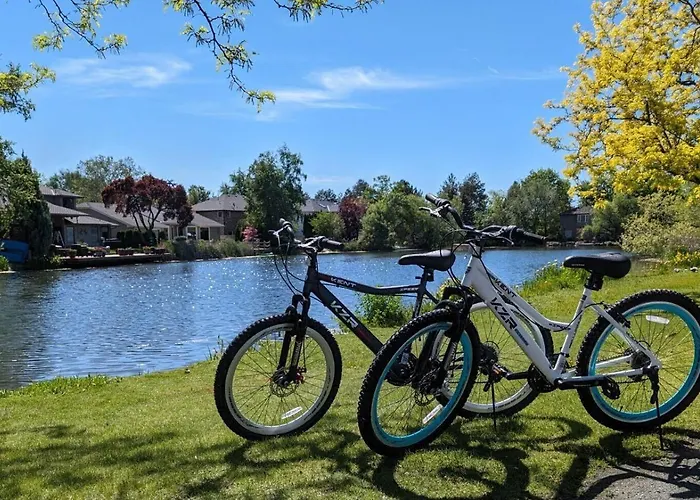 Lake Front Studio With Kayaks Bikes Near Greenbelt