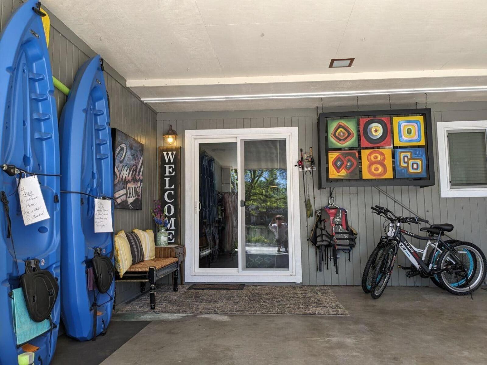 Front With Kayaks Bikes Near Greenbelt Holiday home *